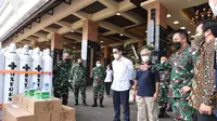 KSAD Jenderal TNI Andika Perkasa menerima bantuan 380 tabung oksigen dari Kaadin. (Puspen TNI AD)