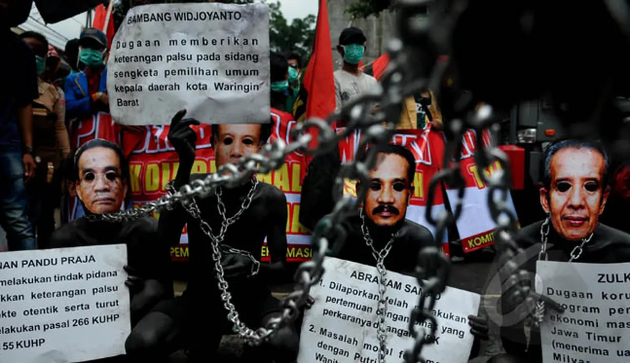 Pengunjuk rasa meminta agar Majelis Hakim PN Jakarta Selatan segera membebaskan status hukum Komjen Budi Gunawan yang ditetapkan oleh KPK, Senin (2/2/2015). (Liputan6.com/Johan Tallo)