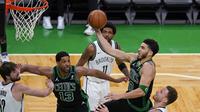 Forward Boston Celtics, Jayson Tatum (lompat) mencetak 50 poin ketika mengalahkan Brooklyn Nets pada play-off NBA di TD Garden, Sabtu (29/5/2021) pagi WIB. (AP/Elise Amendola).