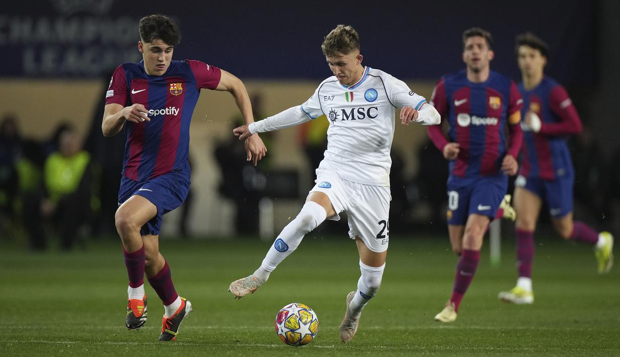 Pemain Barcelona, Pau Cubarsi (kiri) membayang-bayangi pemain pemain Napoli, Jesper Lindstrom pada laga leg kedua babak 16 besar Liga Champions 2023/2024 di Estadio Olimpico Lluis Companys, Barcelona, Spanyol, Rabu (13/3/2024) dini hari WIB. Barcelona menang dengan skor 3-1 (agregat 4-2). (AP Photo/Emilio Morenatti)