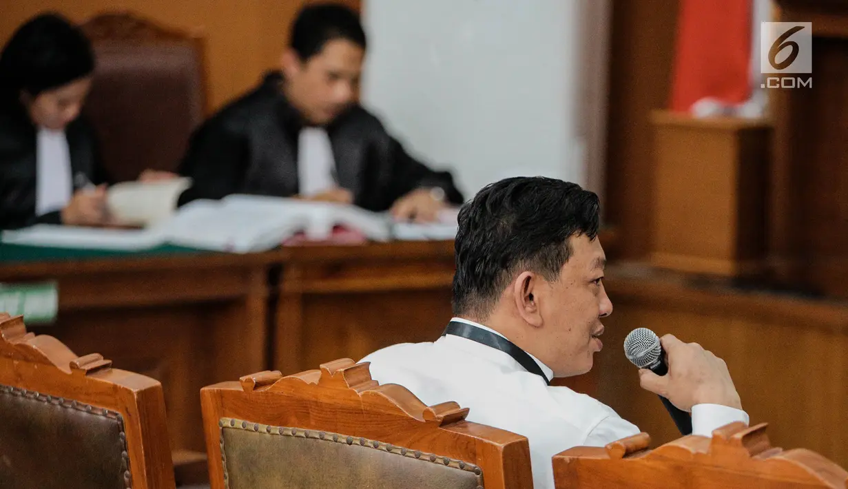 Saksi saat dihadirkan selama sidang lanjutan kasus ujaran kebencian Ahmad Dhani di Pengadilan Negeri Jakarta Selatan, Senin (15/10). Sidang beragendakan pembacaan keterangan saksi dari pihak Ahmad Dhani sebagai terdakwa. (Liputan6.com/Faizal Fanani)
