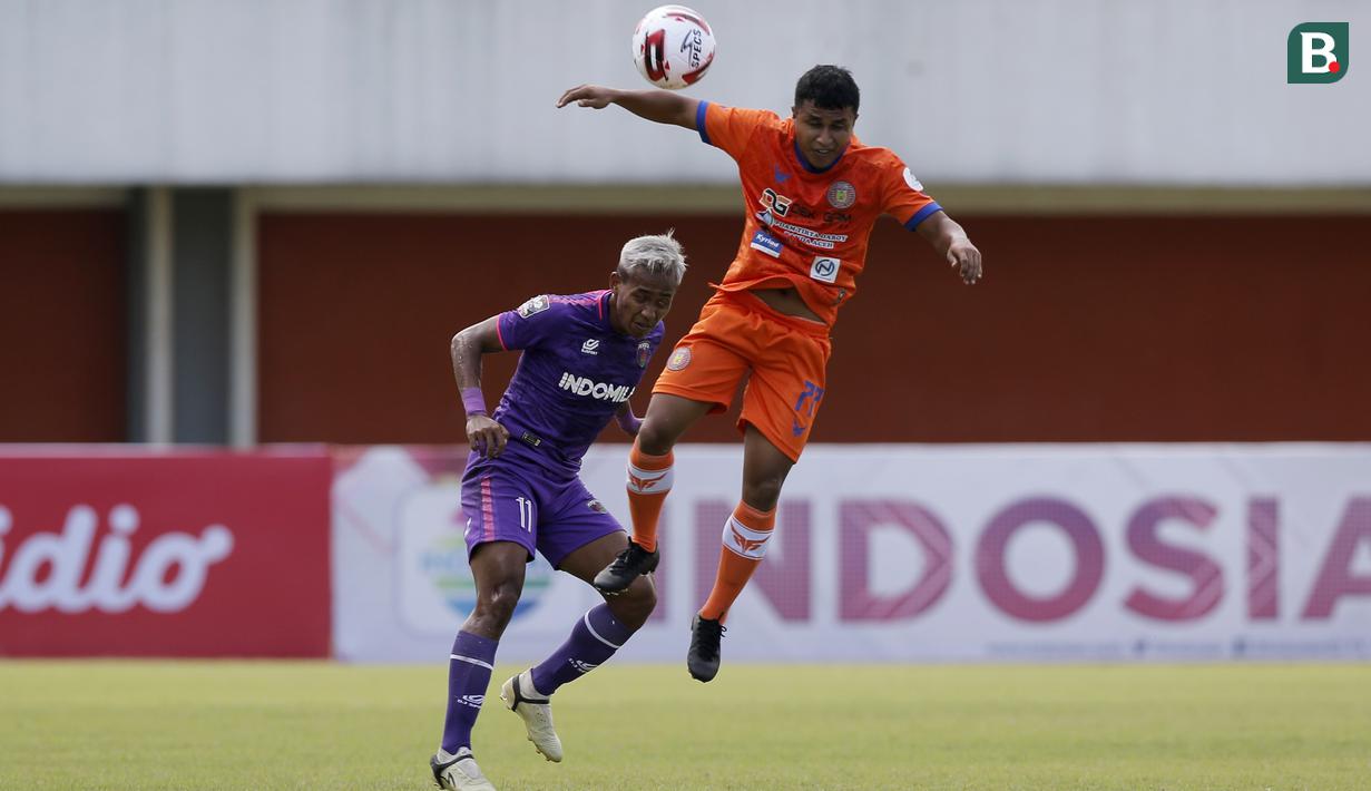 Sementara Persiraja bermain lebih tenang dan menunggu kesempatan untuk melakukan serangan balik. (Bola.com/Arief Bagus)