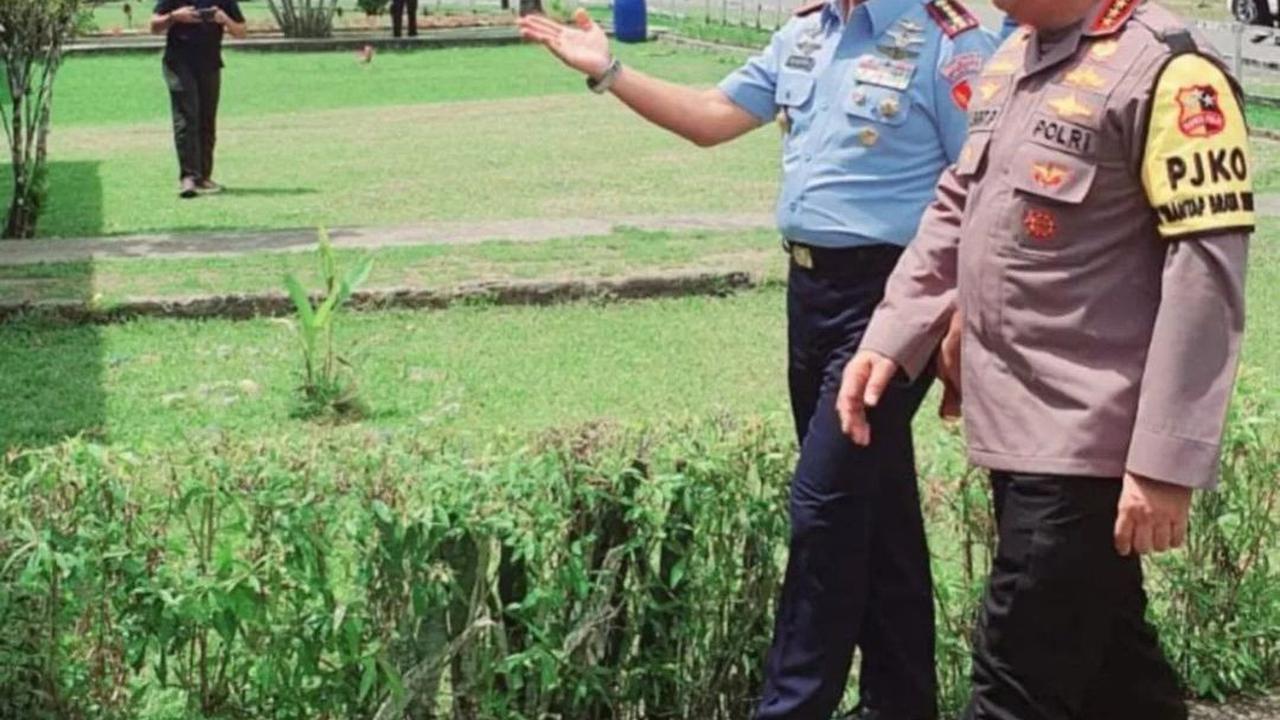 Kapolri Jenderal Listyo Sigit Prabowo melakukan kunjungan kerja ke tanah kelahirannya, Ambon pada Jumat (8/12).