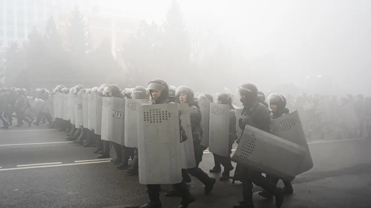 Bentrokan Polisi dan Demonstran di Kazakhstan