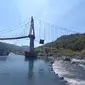 Jembatan rawayan di atas sungai Cirompang, penghubung dua desa dan dua kecamatan di wilayah Garut selatan, yang terputus akibat banjir bandang hingga kini belum diperbaiki. (Liputan6.com/Jayadi Supriadin)