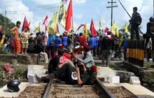 Rel diblokir, perjalanan KA terganggu