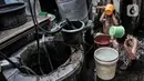 Anak-anak mandi menggunakan air sumur timba di kawasan Sukapura, Cilincing, Jakarta, Senin (22/3/2021). Hingga kini, Lebih dari lima sumur timba masih dijaga dan digunakan warga RW 005 Sukapura. (merdeka.com/Iqbal S. Nugroho)