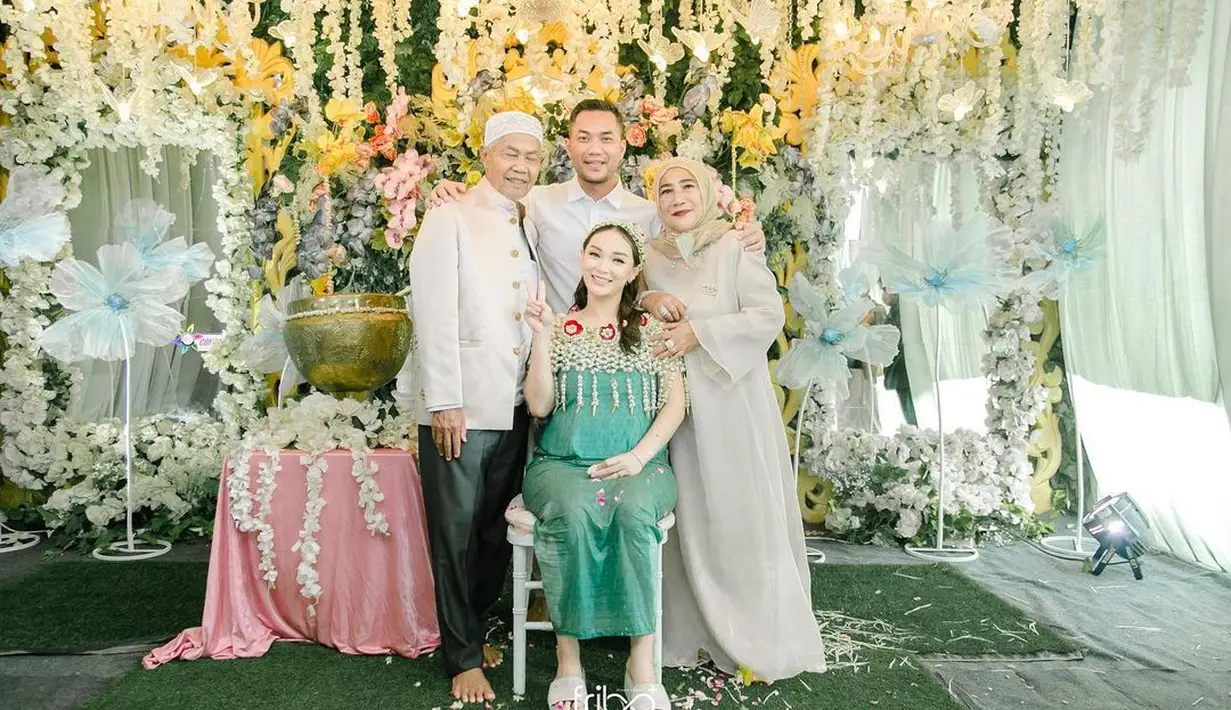 Zaskia Gotik berpose bersama mertua juga suaminya. (FOTO: instagram.com/zaskia_gotix)