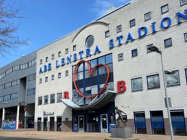 Abe Lenstra Stadion. Sehari jelang menjamu Ajax Amsterdam, suasana Stadion Abe Lenstra, markas SC Heerenveen sepi pengunjung pada Sabtu, (3/4/2021). Esoknya, Heerenveen kalah 1-2 dari Ajax dan bertengger di peringkat 10 Eredivisie. (Bola.com/Tito Sianipar)