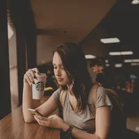 Jangan ngaku perempuan modern Indonesia kalau belum gabung ke Grup WhatsApp Fimelahood. (Sumber foto: unsplash.com/Guilherme Stencanella)