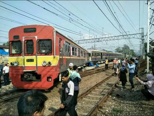 Selasa (3/10/2017) pagi KRL Commuterline mengalami gangguan karena kereta anjlok di sekitar wilayah Stasiun Manggarai. (Sumber Foto: Istimewa)