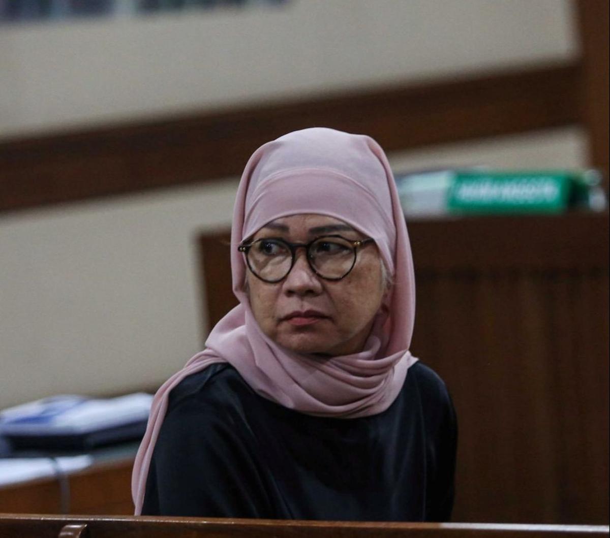 Jaksa Penuntut Umum Komisi Pemberantasan Korupsi (KPK) juga menuntut agar Karen membayar uang pengganti sebesar Rp1,09 miliar dan 104 ribu dolar AS, serta membebankan pembayaran uang pengganti kepada perusahaan AS, Corpus Christi Liquefaction LLC (CCL), s