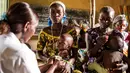 <p>Seorang wanita memegang anaknya saat di ukur untuk pemeriksaan gizi buruk di Pusat kesehatan di Mbau, Republik Demokratik Kongo (15/11). Akibat krisis dan kemiskinan membuat rakyat, terutama anak-anak Kongo menderita gizi buruk. (AFP/ Eduardo Soteras)</p>