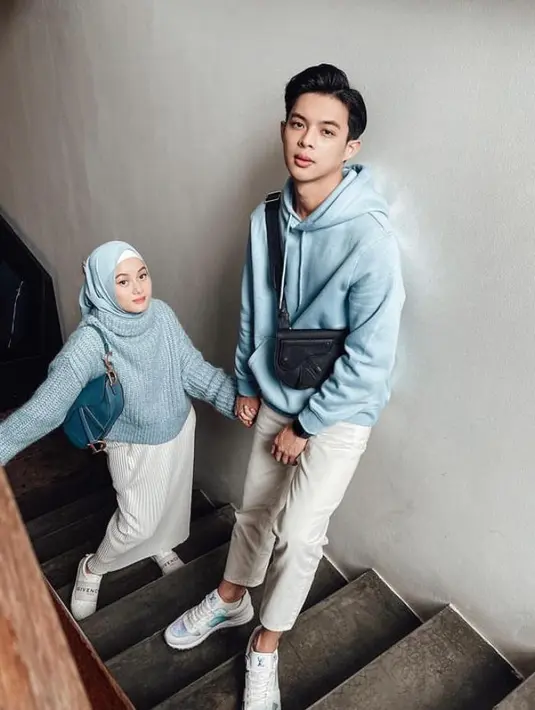 Bisa jadi inspirasi casual outfit, Dinda dan Rey kompak pakai soft blue sweater dan bawahan putih. (Instagram/rey_mbayang).