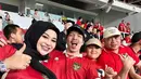 Aurel Hermansyah tampak menonton pertandingan secara langsung bersama Atta Halilintar. Keduanya tampil serasi dengan baju Timnas Indonesia. [Foto: Instagram].
