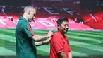 Legenda Manchester United (MU), Ryan Giggs, membubuhkan tanda tangan di jersey fans dalam acara peluncuran kartu kredit Maybank yang berkolaborasi dengan MU di Jakarta Convention Center (JCC), Senayan, Jakarta, Sabtu (18/5/2024). (Bola.com/M Iqbal Ichsan)