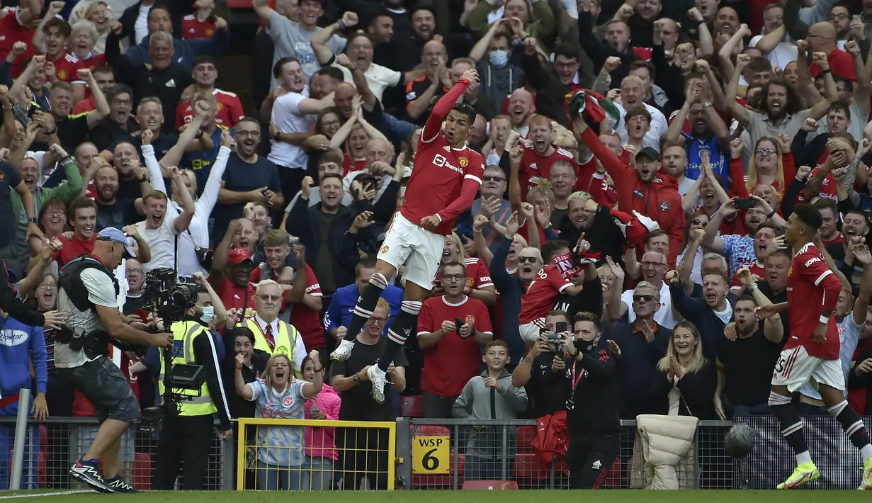 Penyerang Manchester United, Cristiano Ronaldo berselebrasi usai mencetak gol keduanya ke gawang Newcastle United pada pertandingan Liga Inggris di stadion Old Trafford, Sabtu (11/9/2021). Ronaldo mencetak dua gol dan mengantar MU menang atas Newcastle 4-1. (AP Photo/Rui Vieira)