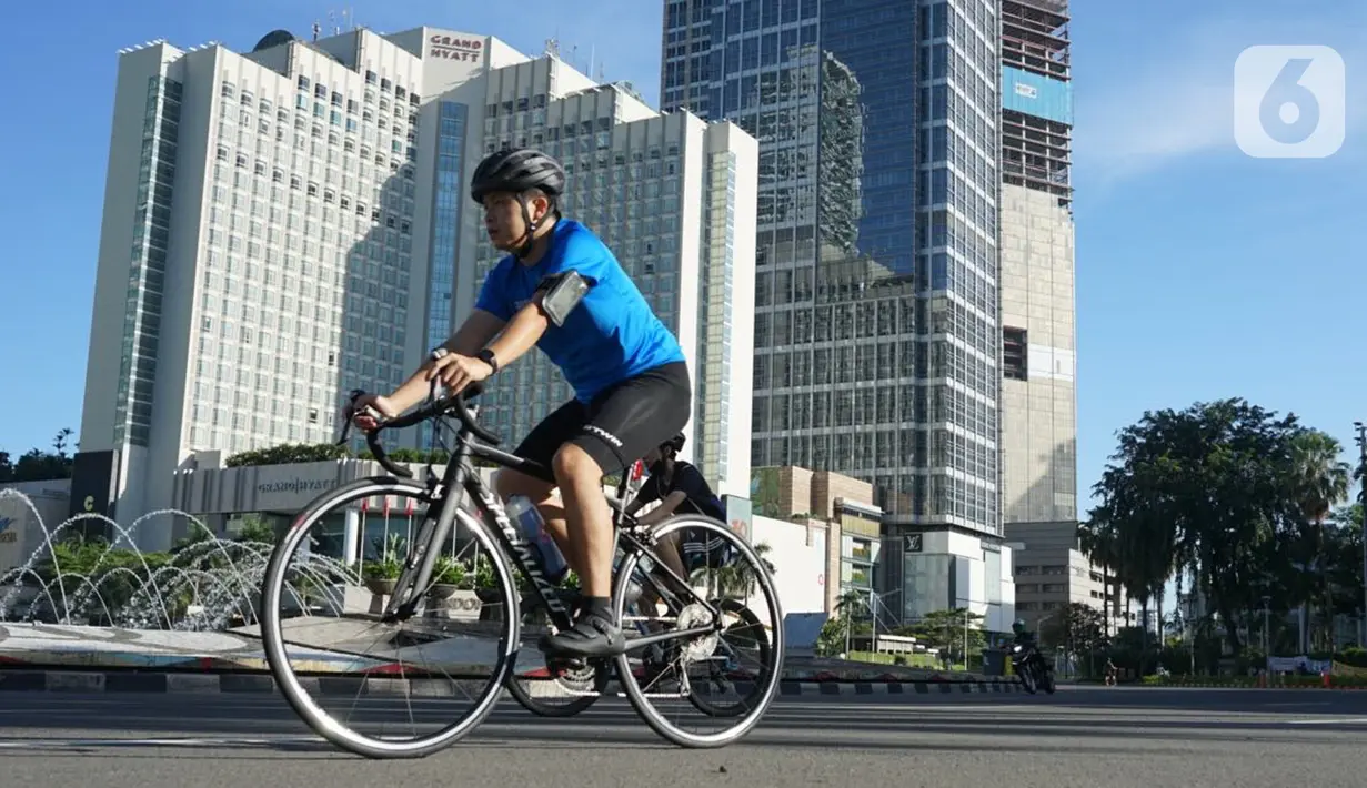 Pesepeda melintas di kawasan Bundaran HI, Jakarta, Minggu (24/5/2020). Adanya PSBB serta Hari Raya Idul Fitri 1441 H dimanfaatkan sebagian warga untuk bersepeda di jalan protokol yang sepi dibanding hari biasa. (Liputan6.com/Immanuel Antonius)