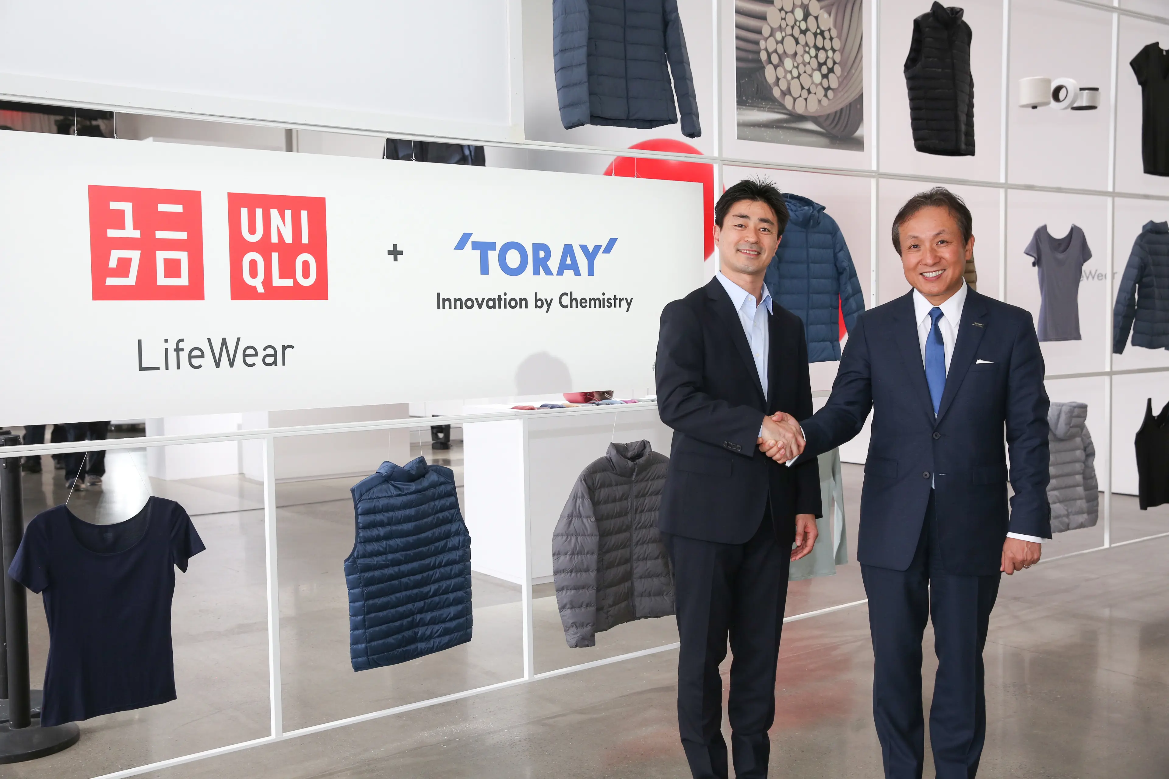 Masahiko Nakasuji, Group Senior Vice President Fast Retailing dan Hajime Ishii Director General Manager Global SCM Division Toray Industries.