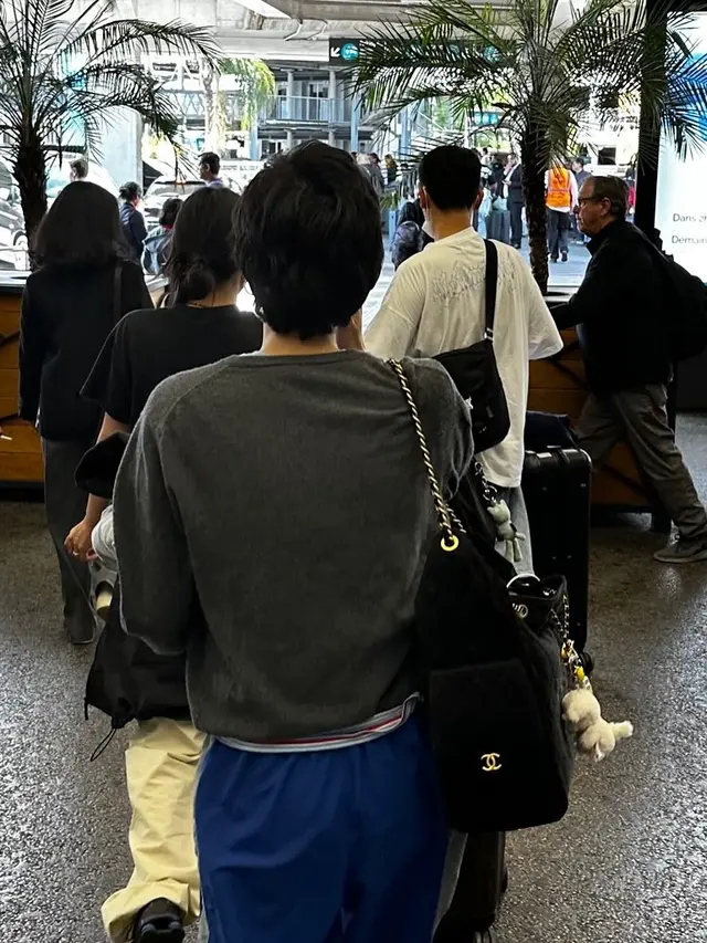 Gaya Rebel Stylish Kim Go Eun Jadi Human Chanel Keliling Italia, Tak Ragu Pamer Wajah Polos Tanpa Makeup