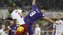 Pemain AS Roma, Antonio Rudiger (kiri) berebut bola dengan pemain Fiorentina, Nikola Kalinic dalam lanjutan Serie A Italia di Stadion Artemio Franchi, Florence, Senin (26/10/2015) dini hari WIB. (Reuters/Giampiero Sposito)