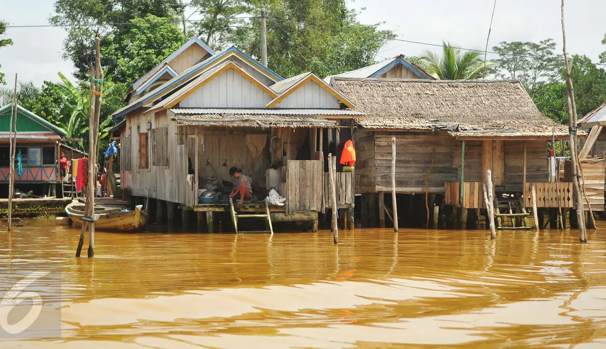 Warga mencuci pakaian di bantaran Sungai Musi, Sumatera Selatan, (26/3). Pemerintah Kota Palembang fokus menata kawasan pinggiran Sungai Musi untuk mengejar target bebas pemukiman kumuh pada 2019. (Liputan6.com/Gempur M Surya)