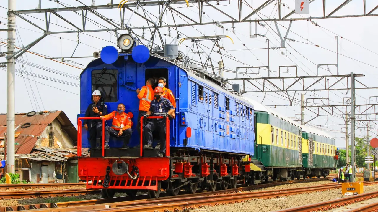 Lokomotif Bon-Bon atau Lokomotif Listrik ESS3201 merupakan lokomotif listrik pertama yang beroperasi di Indonesia.