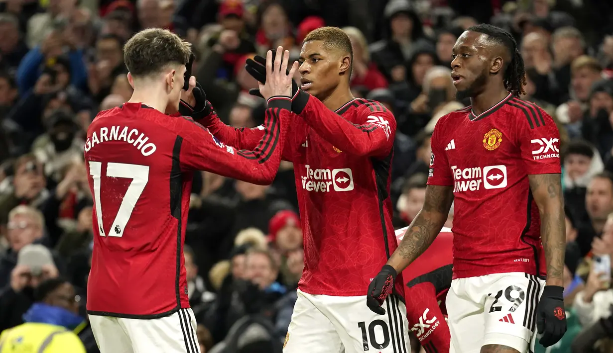 Pemain Manchester United, Marcus Rashford merayakan gol bersama rekan-rekannya pada laga lanjutan Liga Inggris 2023/2024 melawan Tottenham Hotspur di Old Trafford, Manchester, Inggris, Senin (15/01/2024) dini hari WIB. (AP Photo/Dave Thompson)