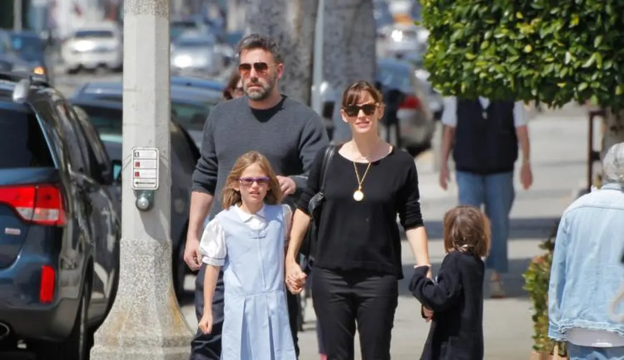Jennifer Garner dan anak-anak menghabiskan liburan musim semi di Hawaii bersama dengan Ben Affleck. (NY Daily News)