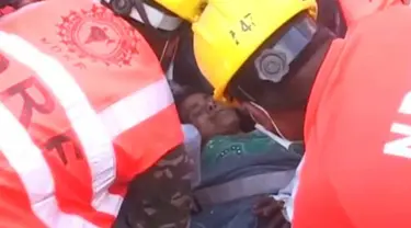 Inilah detik-detik ketika tim penyelamat dari India berhasil menemukan dan menyelamatkan seorang wanita yang terkubur selama 50 jam akibat gempa Nepal