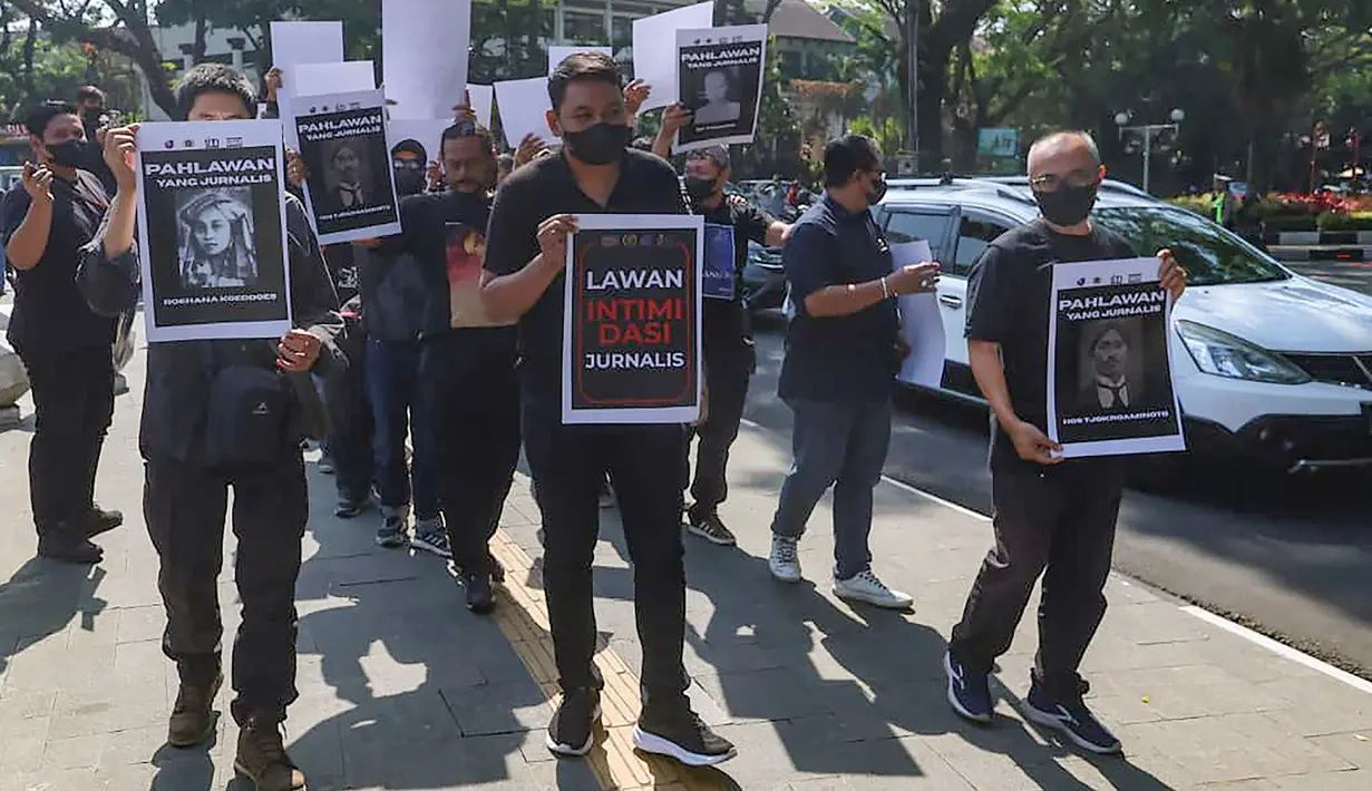 Wartawan yang tergabung dalam PWI Malang Raya, AJI Malang, IJTI Korda Malang, dan PFI Malang menyampaikan pernyataan sikap saat aksi damai di Bundaran Tugu Kota Malang, Senin (27/7/2026). (PFI Malang)