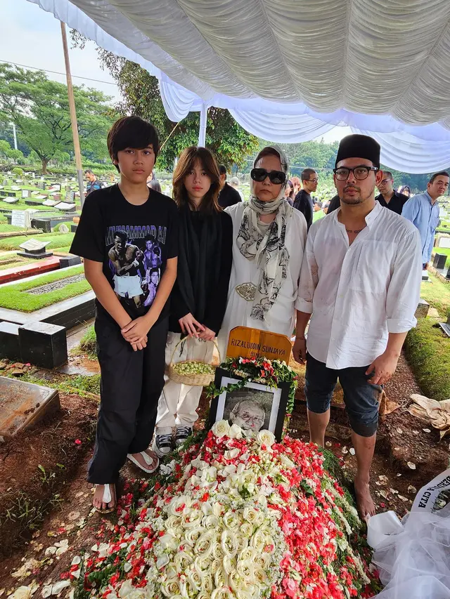 7 Potret Pemakaman Ayah Adilla Dimitri, Dihadiri Cucu Hingga Wulan Guritno