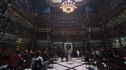 Suasana Royal Portuguese Cabinet of Reading di Rio de Janeiro, Brasil, 19 November 2018. Perpustakaan ini didirikan pada tahun 1837 oleh 43 imigran Portugis yang juga sebagai pengungsi politik. (Carl De Souza/AFP)