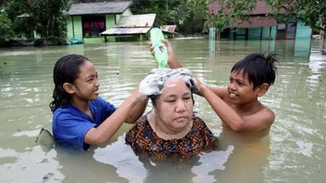 15 Aksi Kocak Orang Hadapi Musibah Banjir, Tetap Dibawa Santai