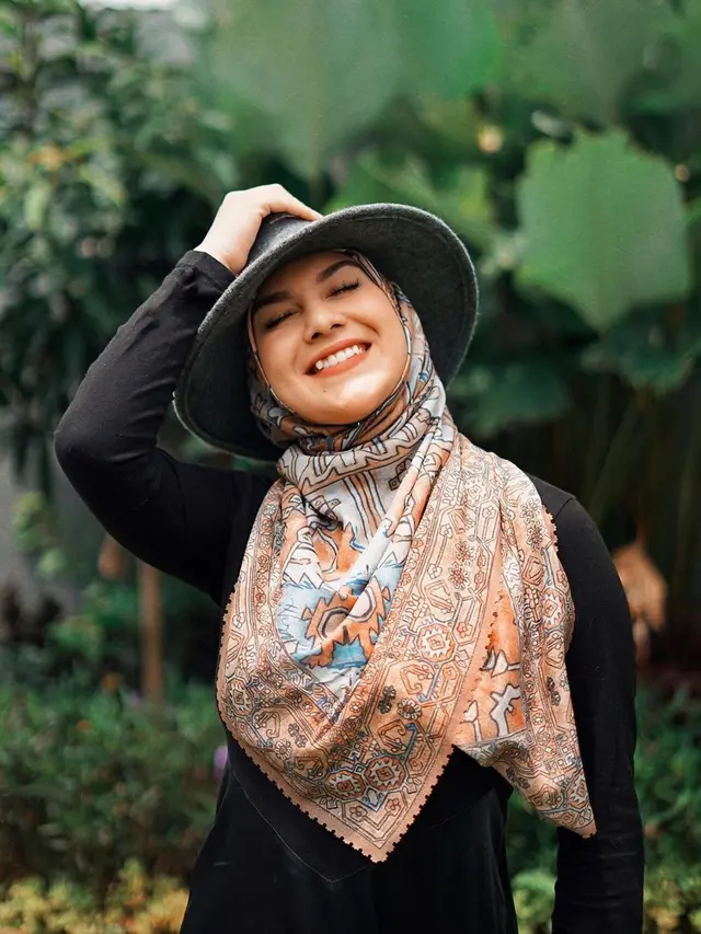 6 Potret Irish Bella dengan Berbagai Gaya Berhijab, dari Elegan Hingga Simpel