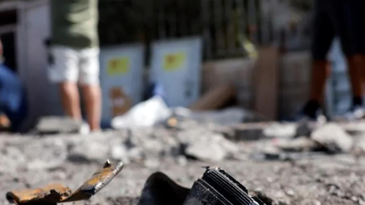 Sisa-sisa roket yang ditembakkan dari Jalur Gaza ke Israel juga terlihat menancap di sebuah jalan raya di Ashkelon, Israel selatan (10/10/2023).