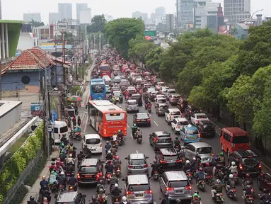 Kendaraan terjebak kemacetan di jalan tol dan Jalan TB Simatupang, Jakarta, Selasa (5/11/2019). Salah satu faktor yang melatar belakangi masalah kemacetan antara lain adalah pertumbuhan kendaraan yang tidak sebanding dengan pembangunan infrastruktur jalan. (Liputan6.com/Immanuel Antonius)