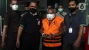 Bupati Mimika Eltinus Omaleng (rompi oranye) digiring petugas usai rilis penahanan di Gedung KPK Jakarta, Kamis (8/9/2022). Eltinus Omaleng merupakan tersangka kasus dugaan korupsi pembangunan Gereja Kingmi Mile 32 di Mimika, Papua. Eltinus sempat tak terima dijerat sebagai tersangka oleh KPK dan mengajukan gugatan praperadilan. (Liputan6.com/Helmi Fithriansyah)