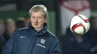 BANGGA - Pelatih Roy Hodgson mengaki bangga dengan rekor sempurna yang dibukukan Timnas Inggris. (Reuters / Carl Recine)