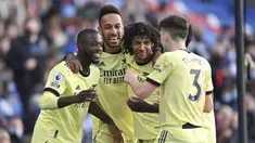 Para pemain Arsenal merayakan gol pertama ke gawang Crystal Palace yang dicetak gelandang Nicolas Pepe (kiri) dalam laga lanjutan Liga Inggris 2020/2021 pekan ke-37 di Selhurst Park, London, Rabu (19/5/2021). Arsenal menang 3-1 atas Crystal Palace. (AP/Justin Setterfield/Pool)