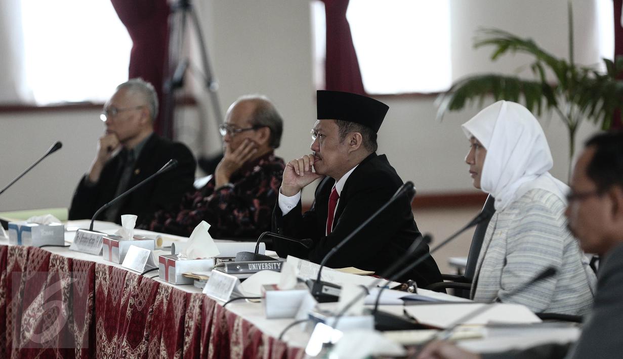  Suasana saat  melakukan wawancara terbuka di Auditorium Komisi Yudisial, Jakarta, Senin (20/6). Sebanyak  15 calon hakim agung dan empat calon Hakim Ad Hoc Tipikor‎ mereka akan menjalani serangkaian tes wawancara. (Liputan6.com/Faizal Fanani)