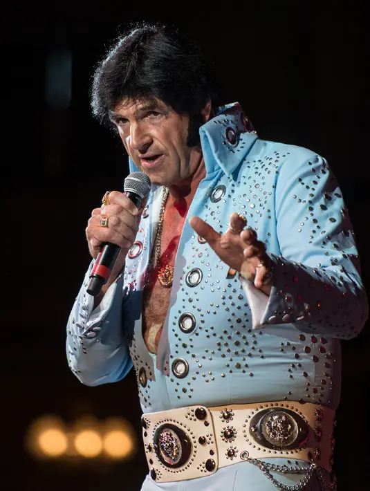 Artis McKeller tampil dalam pembukaan 'Perayaan Elvis 2018' di Blackpool Winter Gardens, Barat Laut Inggris, Jumat (29/6). Festival ini digelar untuk memperingati penyanyi legendaris Elvis Presley. (Oli SCARFF/AFP)