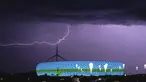Petir menyambar di atas Stadion Allianz Arena, Munich, Jerman ketika berlangsung pertandingan Grup F Euro 2020 antara Jerman melawan Hungaria pada Rabu (23/06/2021). (AP/Florian Schroetter)
