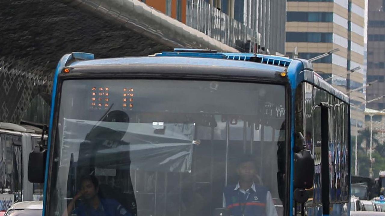 Sejumlah kendaraan, baik sepeda motor, mobil, maupun bus TransJakarta, terganggu perjalanannya karena demo buruh yang berlangsung.&nbsp;Foto: Liputan6.com/Angga Yuniar