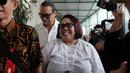 Pelawak Tri Retno Prayudati atau Nunung Srimulat dan suaminya July Jan Sambiran tiba untuk menjalani sidang perdana di Pengadilan Negeri Jakarta Selatan, Rabu (2/10/2019). Nunung dan July Jan Sambiran akan mendengar pembacaan dakwaan oleh Jaksa Penuntut Umum. (Liputan6.com/Herman Zakharia)