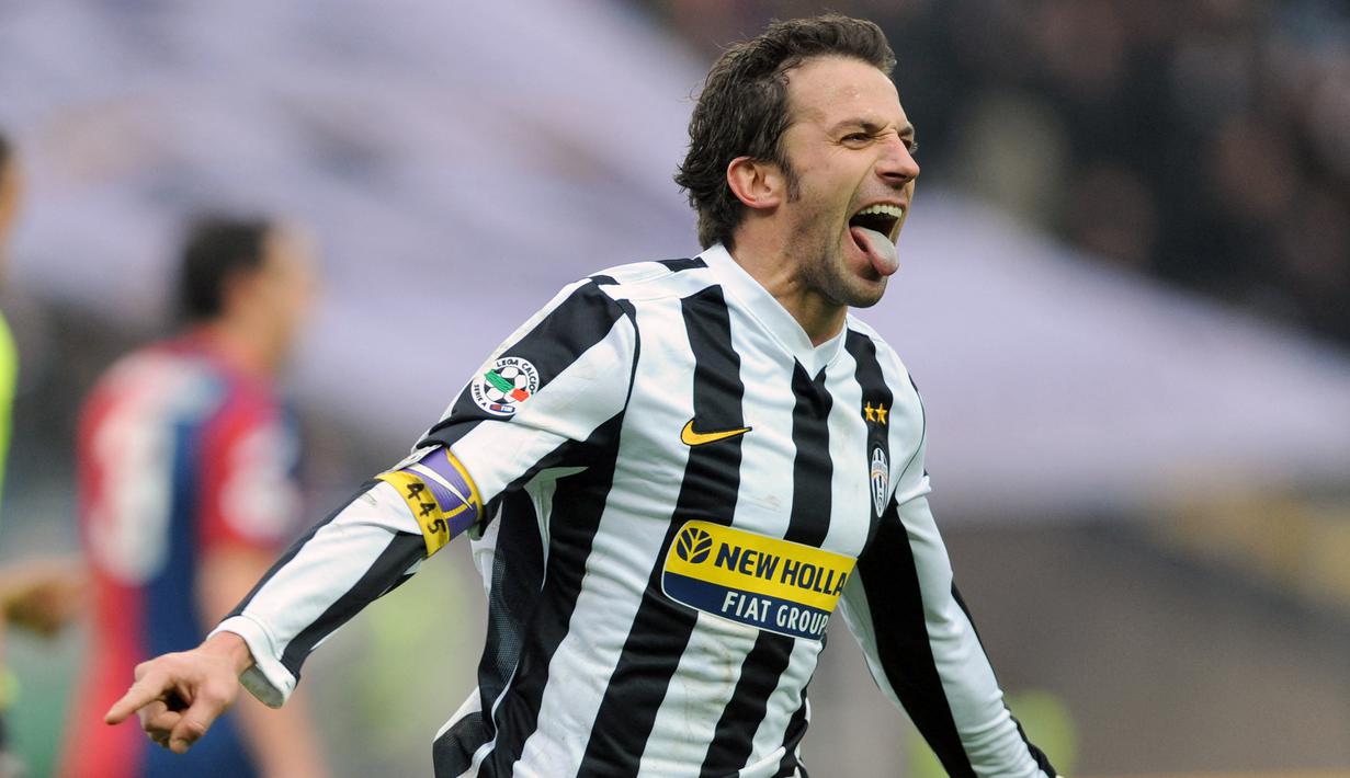 Alessandro Del Piero. Striker Italia yang telah pensiun bersama Delhi Dynamos pada Januari 2015 ini pernah menjadi top skor Liga Italia pada musim ke-15 bersama Juventus pada 2007/2008 saat berusia 34 tahun. Total ia mencetak 21 gol pada musim tersebut. (AFP/Giuseppe Cacace)