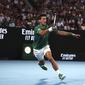 Novak Djokovic kembali melaju ke babak final Australian Open usai mengalahkan Roger Federer di semifinal yang berlangsung di Melbourne Park, Kamis (30/1/2020). (AP Photo/Dita Alangkara)