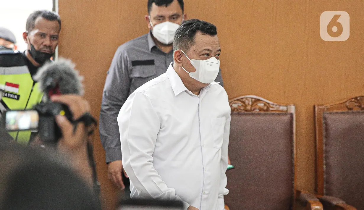 Kuat Maruf terdakwa  kasus pembunuhan berencana Brigadir Nofriansyah Yosua Hutabarat atau Brigadir J berjalan untuk mengikuti sidang lanjutan dengan agenda pembacaan nota pembelaan atau Pleidoi di Pengadilan Negeri Jakarta Selatan, Jakarta, Selasa (24/1/2023). Dalam pembacaan pledoinya, Kuat Maruf menyatakan kebingungannya atas tuntutan delapan tahun penjara yang diajukan jaksa penuntut umum. (Liputan6.com/Faizal Fanani)