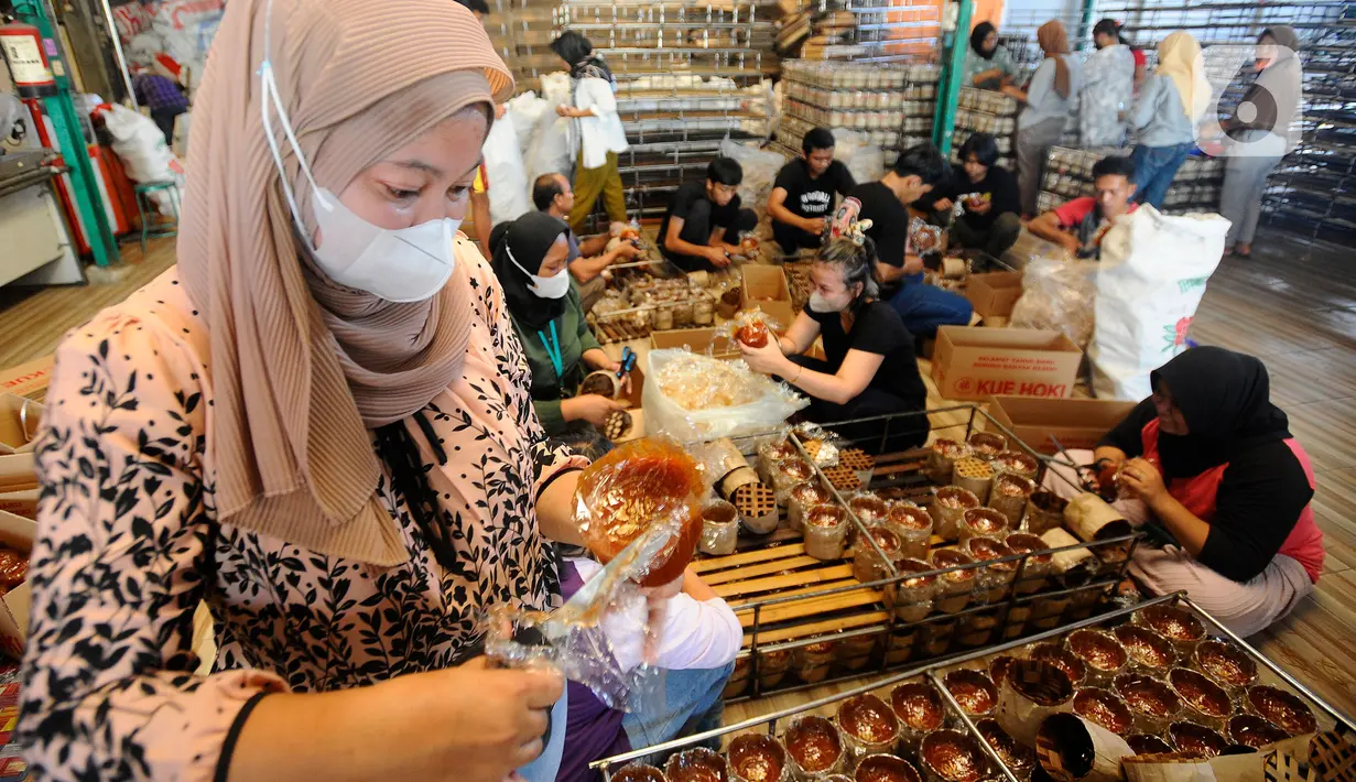 Pekerja menyelesaikan pembuatan kue Keranjang khas Imlek di Pabrik Kue Hoki di kawasan Sawangan, Depok, jawa Barat, Rabu (11/01/2023). Tahun ini ditargetkan sekitar 20ribu kue keranjang untuk perayaan Imlek diproduksi dengan harga Rp 18ribu per pax. (merdeka.com/Arie Basuki)