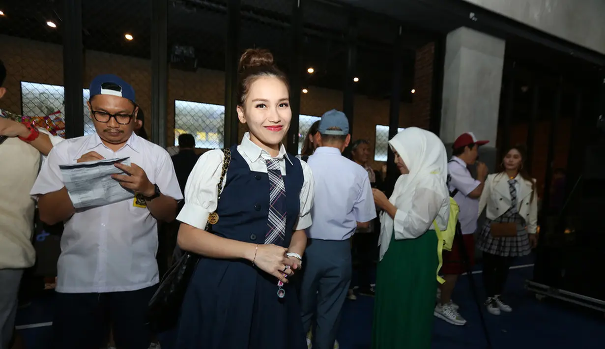 Baik Ayu Ting Ting dan Inul Daratista memilih seragam sekolah ala Korea Selatan untuk menghadiri sebuah event klinik kecantikan. [Foto: KLY/Budy Santoso/inul.d/ayutingting92]